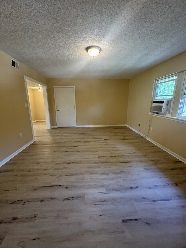Building Photo - Remodeled upstairs apartment.