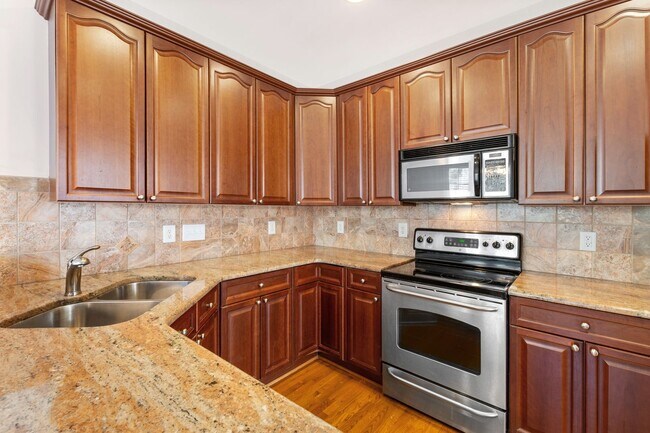 Building Photo - Exceptional 5-Bedroom Residence in the Hea...