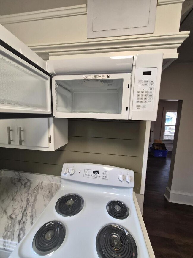 Building Photo - 323 Bedford Ave NW