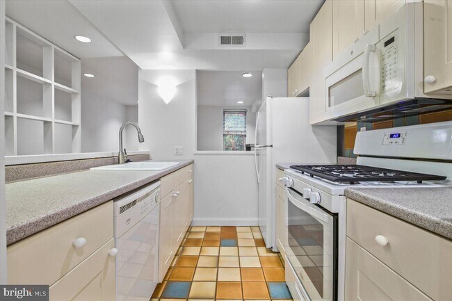 Building Photo - 2029 Bainbridge St