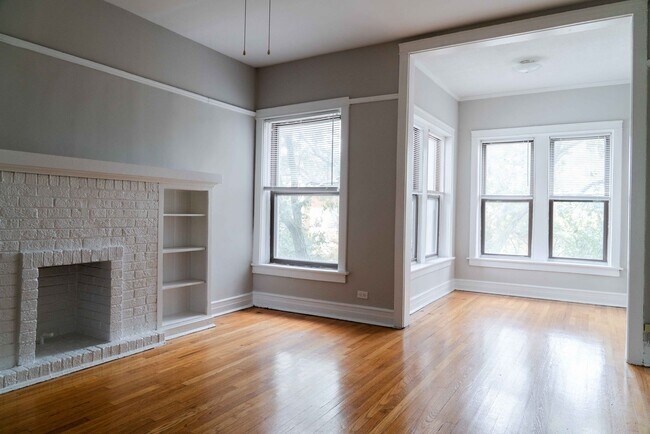 Building Photo - Uptown / Ravenswood - Studio - w/ Decorative Fireplace