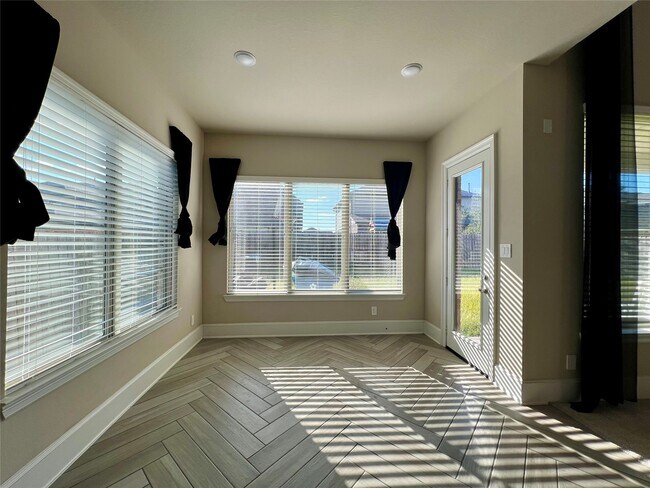 Building Photo - 15815 Sunlit Falls Dr