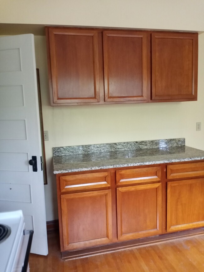 Building Photo - 630 E Holmes St