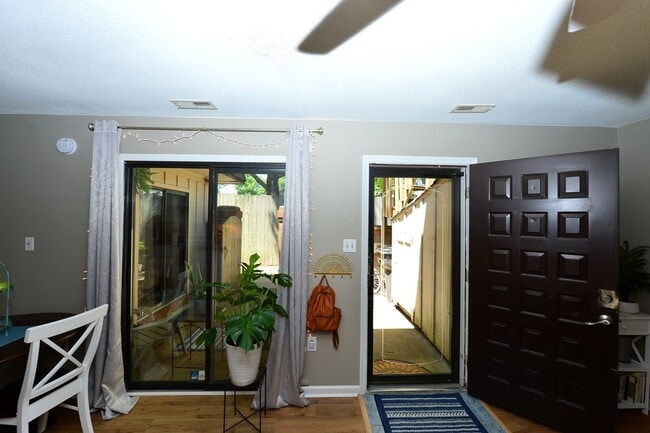 Building Photo - Just Blocks from Beach!