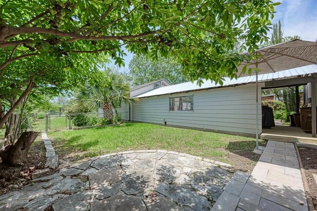 Building Photo - 1505 Justin Ln