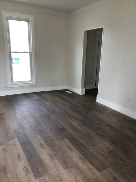Living room - 620 W Walnut St