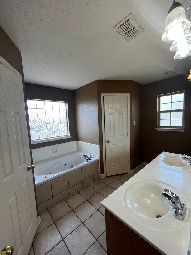 Building Photo - Cabot Rental!