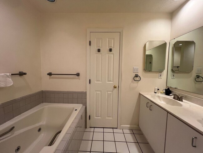 Building Photo - Beautiful 3 Bed/ 3 Bath Townhome in Privat...