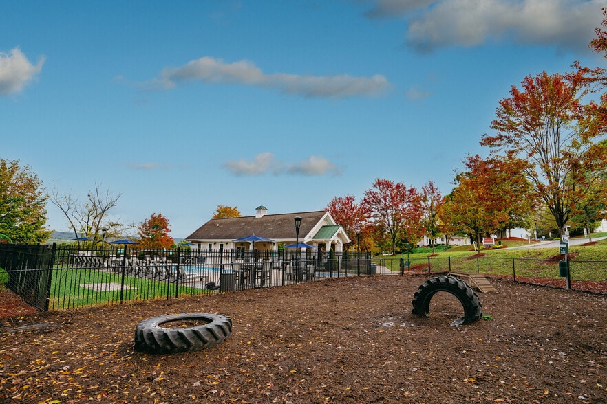 2025.10.08_MapleRidge_DogPark_003 (1) - Maple Ridge Townhomes
