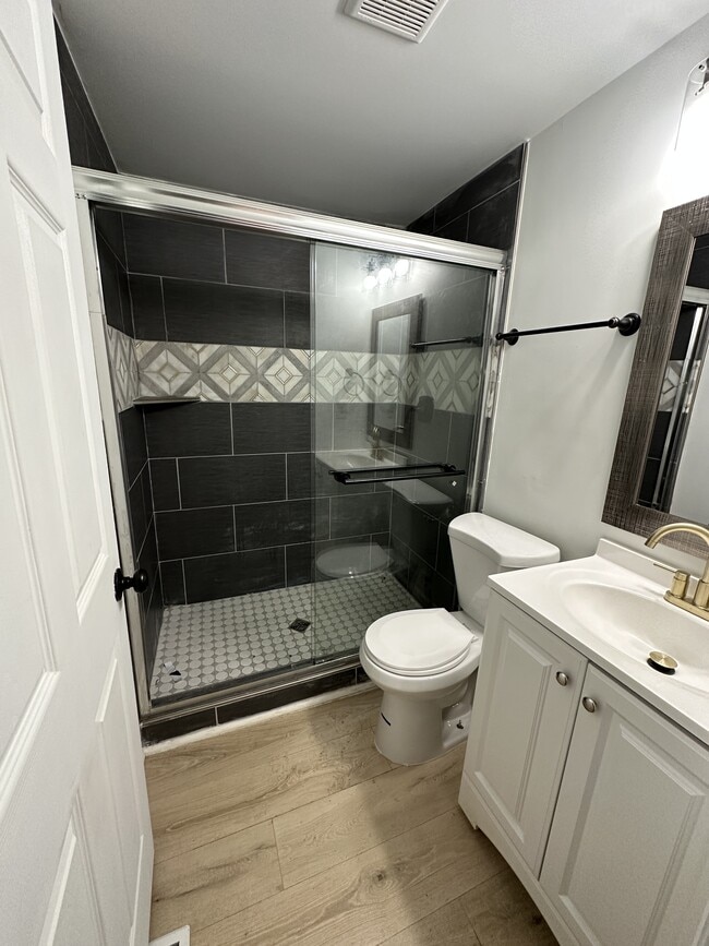 Building Photo - 519 Elgin St