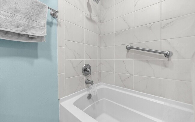 Building Photo - 2408 Sunset Dr