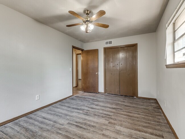 Building Photo - 604 Greenvale Rd
