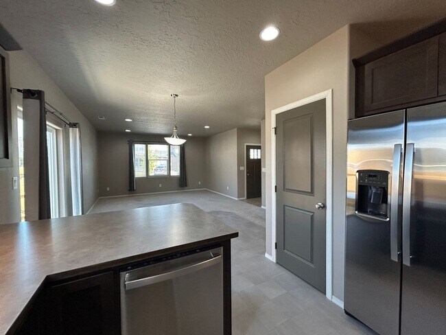 Building Photo - Newer 3 Bedroom / 2 Bathroom Home In NW Re...
