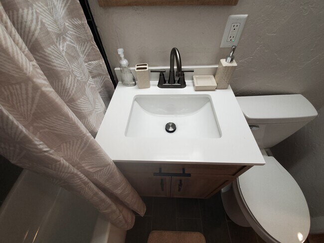 Building Photo - 1538 NE 42nd St