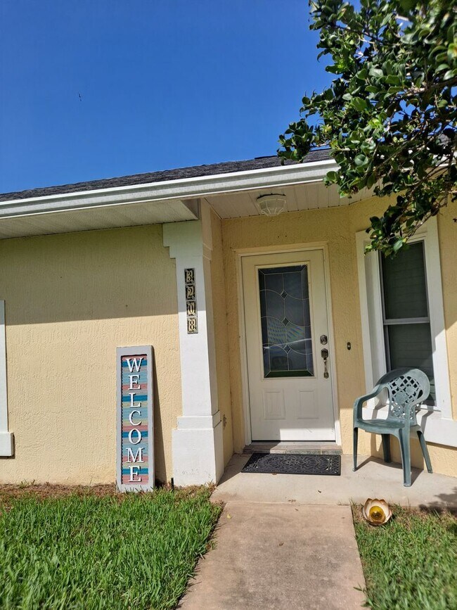 Building Photo - 3 BEDROOM POOL HOME OASIS IN FLORIDA SHORES EDGEWATER