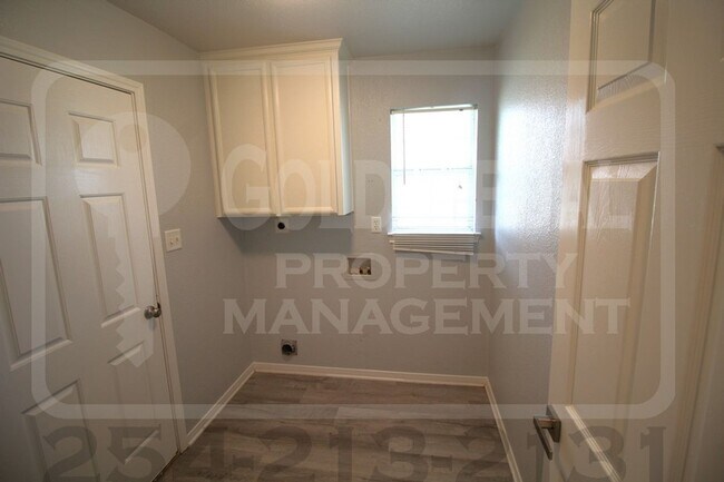 Building Photo - Beautiful 3-bed, 2-bath home now available...