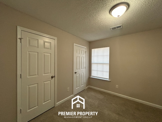 Building Photo - Spacious 4 Bedroom Home for Rent in Memphis | Vaulted Ceilings, Bay Windows & Fenced Yard