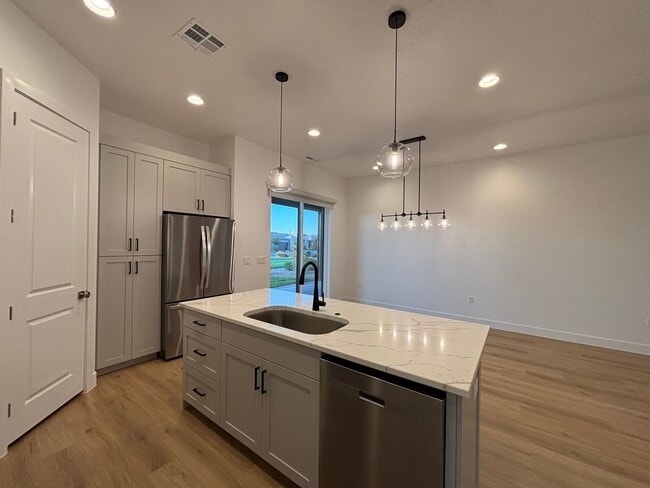Building Photo - SPACIOUS PATIO HOME FOR RENT!