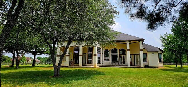 Building Photo - 943 High Meadow Ranch Dr