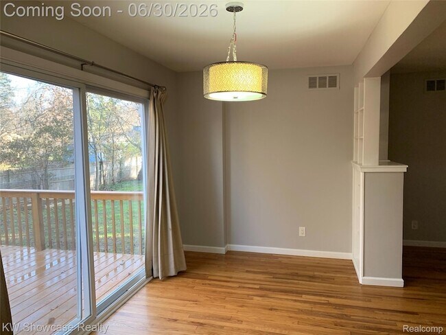 Building Photo - 2050 Wycliffe Ave