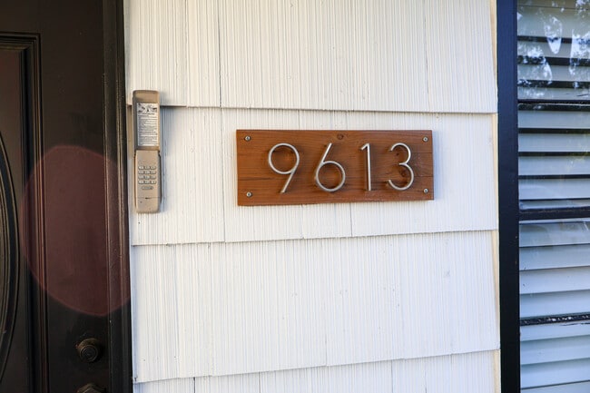 Building Photo - 9613 Westview Dr