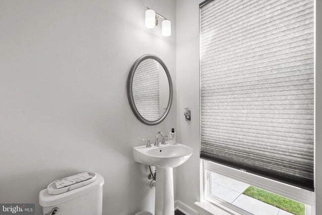 Building Photo - 619 Glenn Lk Dr