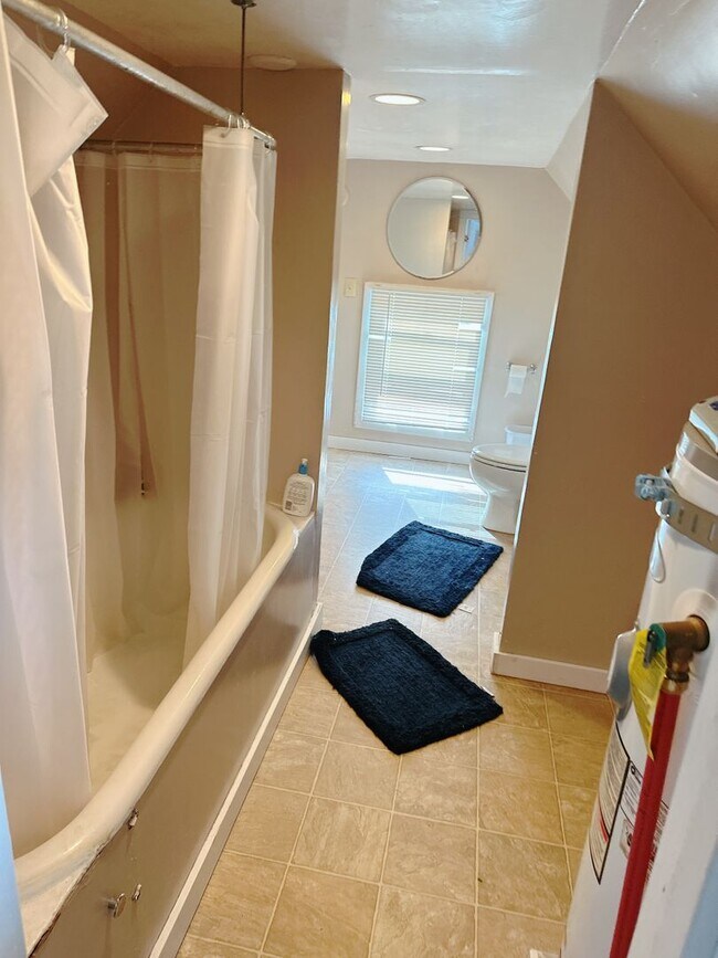 Building Photo - PRELEASE: 4bd/2ba next to Aslan Brewing Downtown