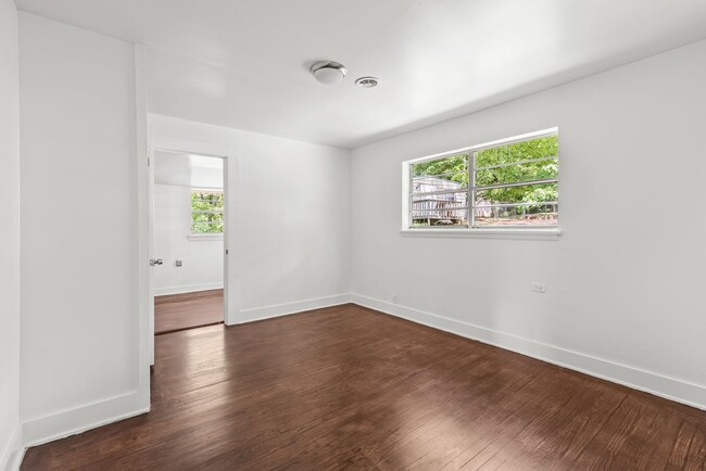 Building Photo - Beautifully Renovated 4 Bedroom 2 Bath Hom...