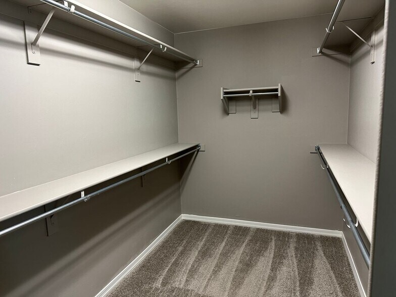 Building Photo - 1445 W Locke Dr