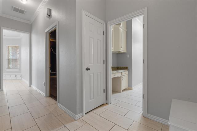 Building Photo - 905 Brazos Dr