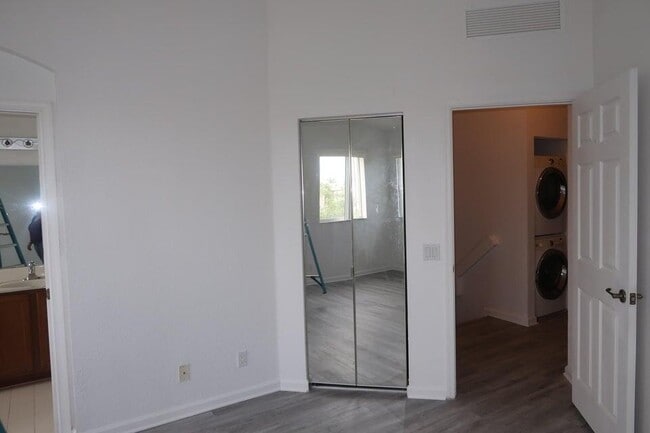 Building Photo - 3030 Laurel Ridge Cir