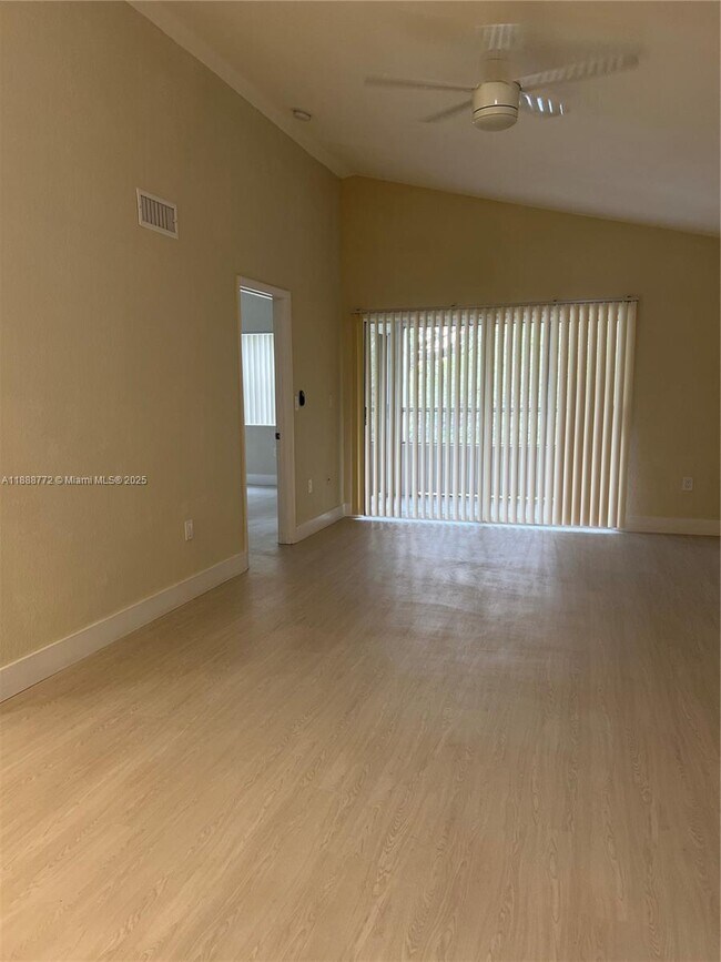 Building Photo - 2811 N Oakland Forest Dr