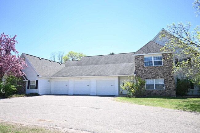 Building Photo - 1421 River View Ave