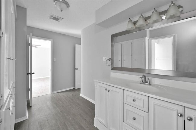 Building Photo - 549 Brandon Rd