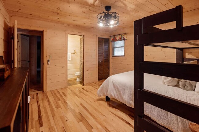 Building Photo - 521 Baywood Dr