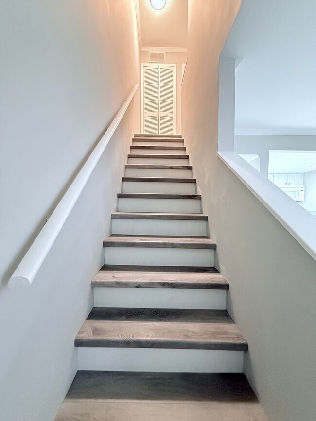 Building Photo - Renovated townhome in Great Alpharetta location