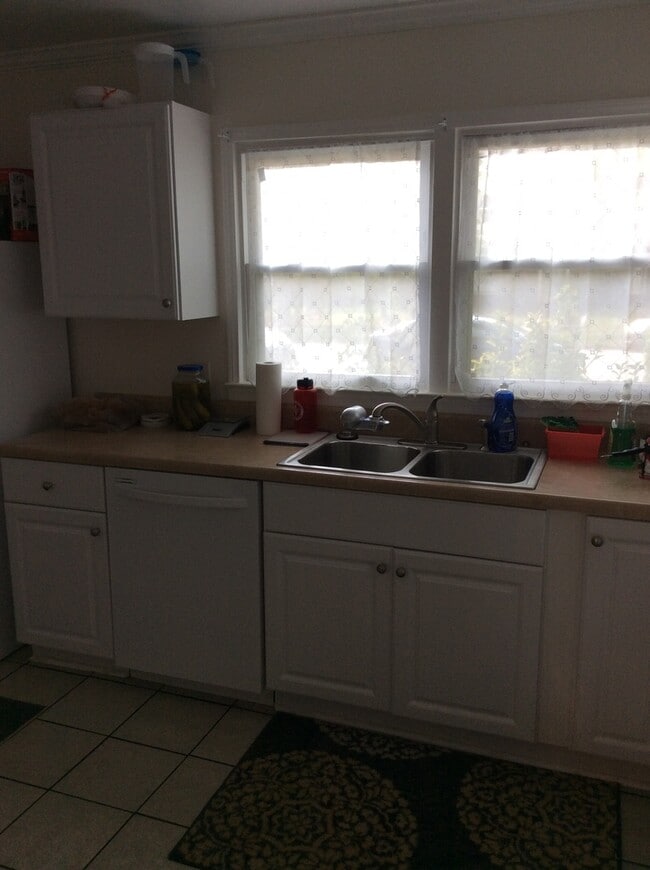 Building Photo - Spacious Townhouse Recently Updated