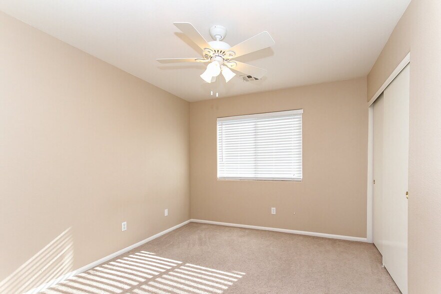 Building Photo - 2422 Predera Ave