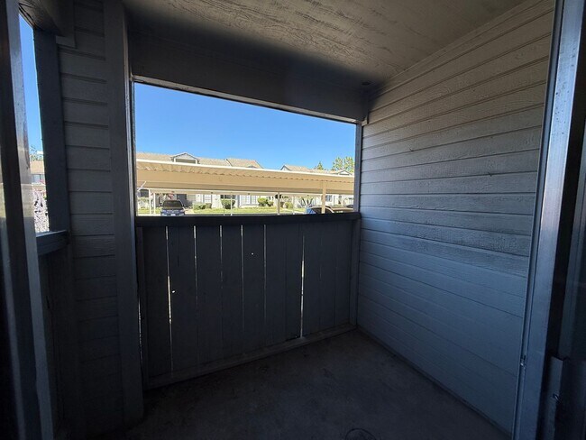 Building Photo - Parkview condo close to shopping & freeway access!