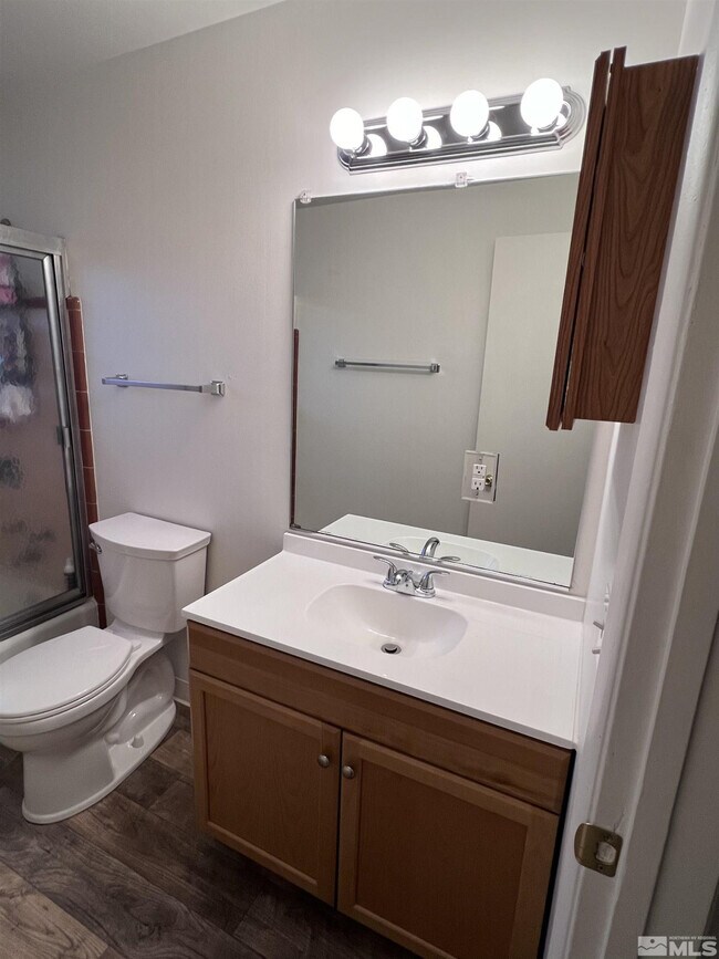 Building Photo - 565 Roberts St