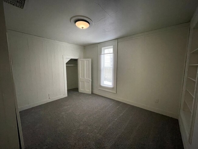 Building Photo - 5 Bedroom Available NOW