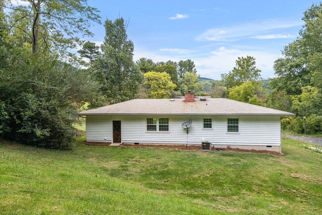 Building Photo - East Asheville 3-Bedroom Ranch with Garage...