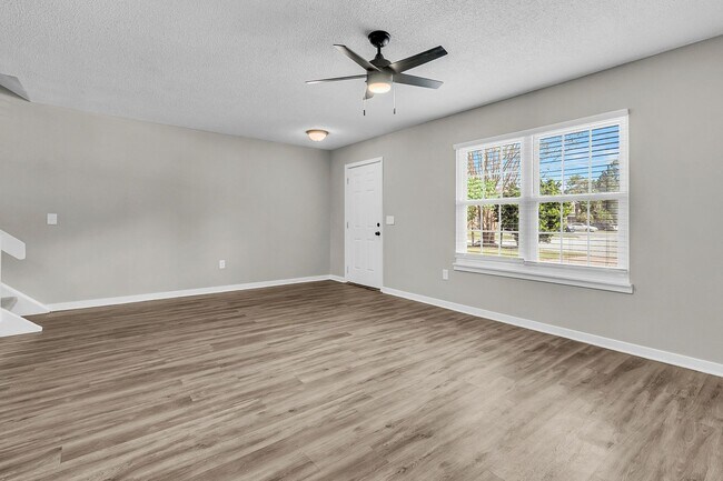 Building Photo - 3 Bedroom 1.5 Bath Town Home in North Charleston