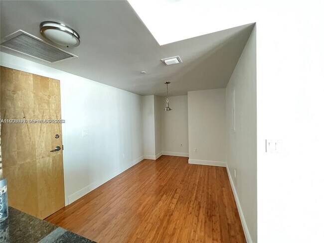 Building Photo - 350 S Miami Ave