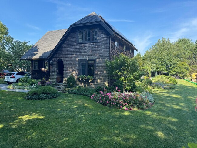 Building Photo - 68 Sachuest Way