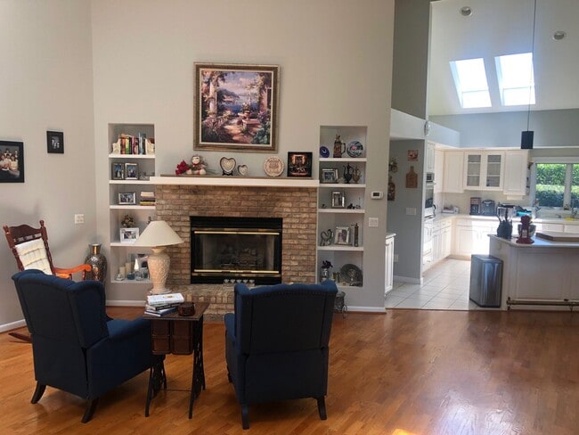 Building Photo - 1548 Glenlake Cir