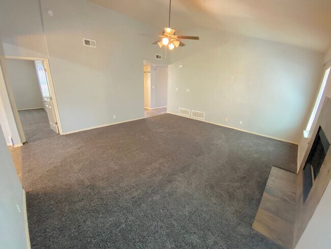 Building Photo - Sandstone Ranch Estates - 4Bed /3bath Refr...