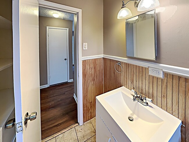 Building Photo - Adorable 4 Bedroom!!