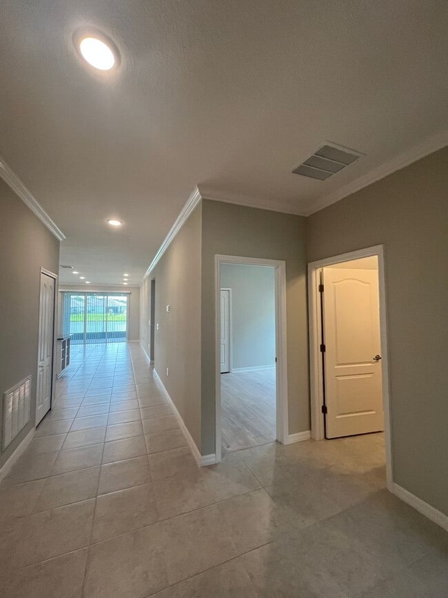 Building Photo - Like-New Lakefront Home in Sawmill Creek