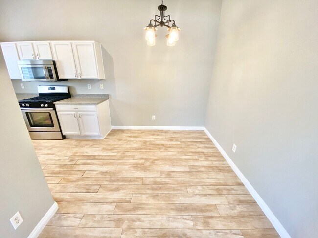 Building Photo - Spacious 2-bedroom corner unit with vaulted ceilings and open floorplan near Summerlin